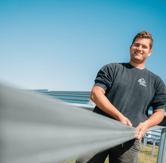Ferienarbeiter Photovoltaik-Monteur